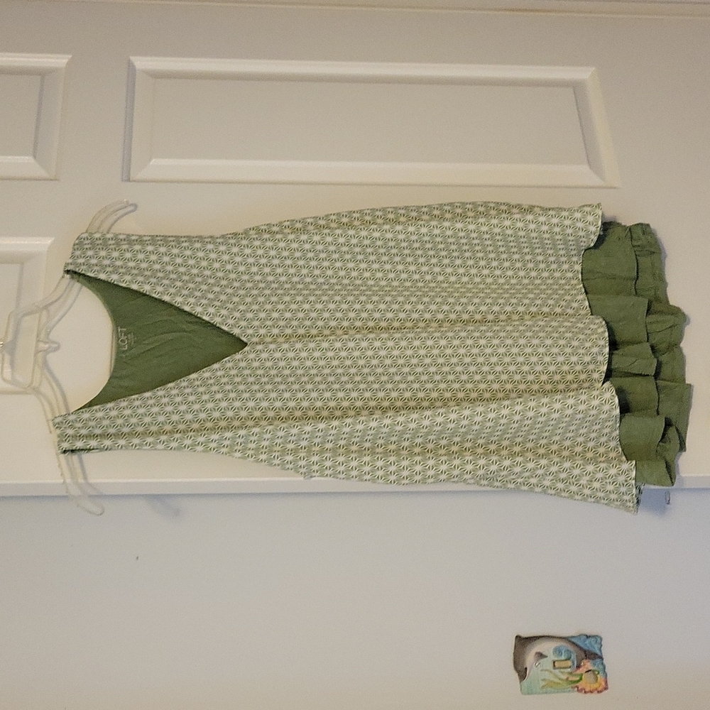Women's sleeveless top by Loft Outlet.  Top is loose fitting a nice summer top.